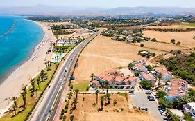 Kate'S Latchi Beachfront Studio Apartment 105 By Ezoria
